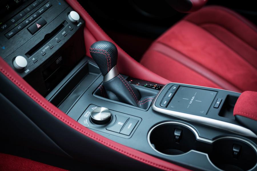 Детали интерьера Lexus RC F Performance Package 2019 года  (JP) (фото 25 из 31)